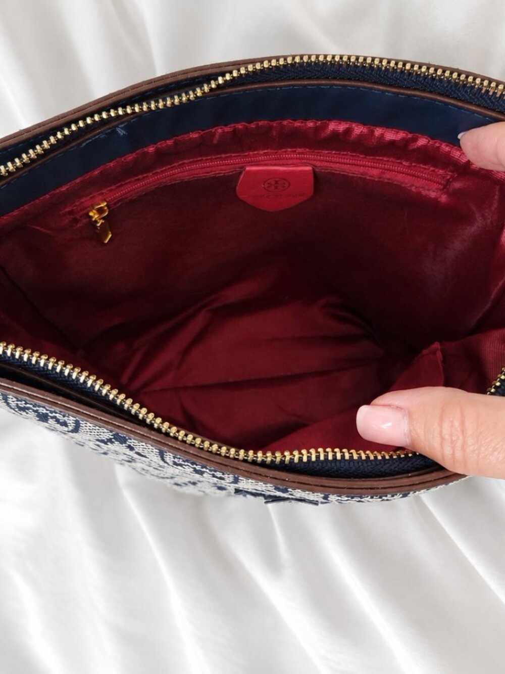 Tory Burch Logo Jacquard Bucket Bag - Picture 7 of 7
